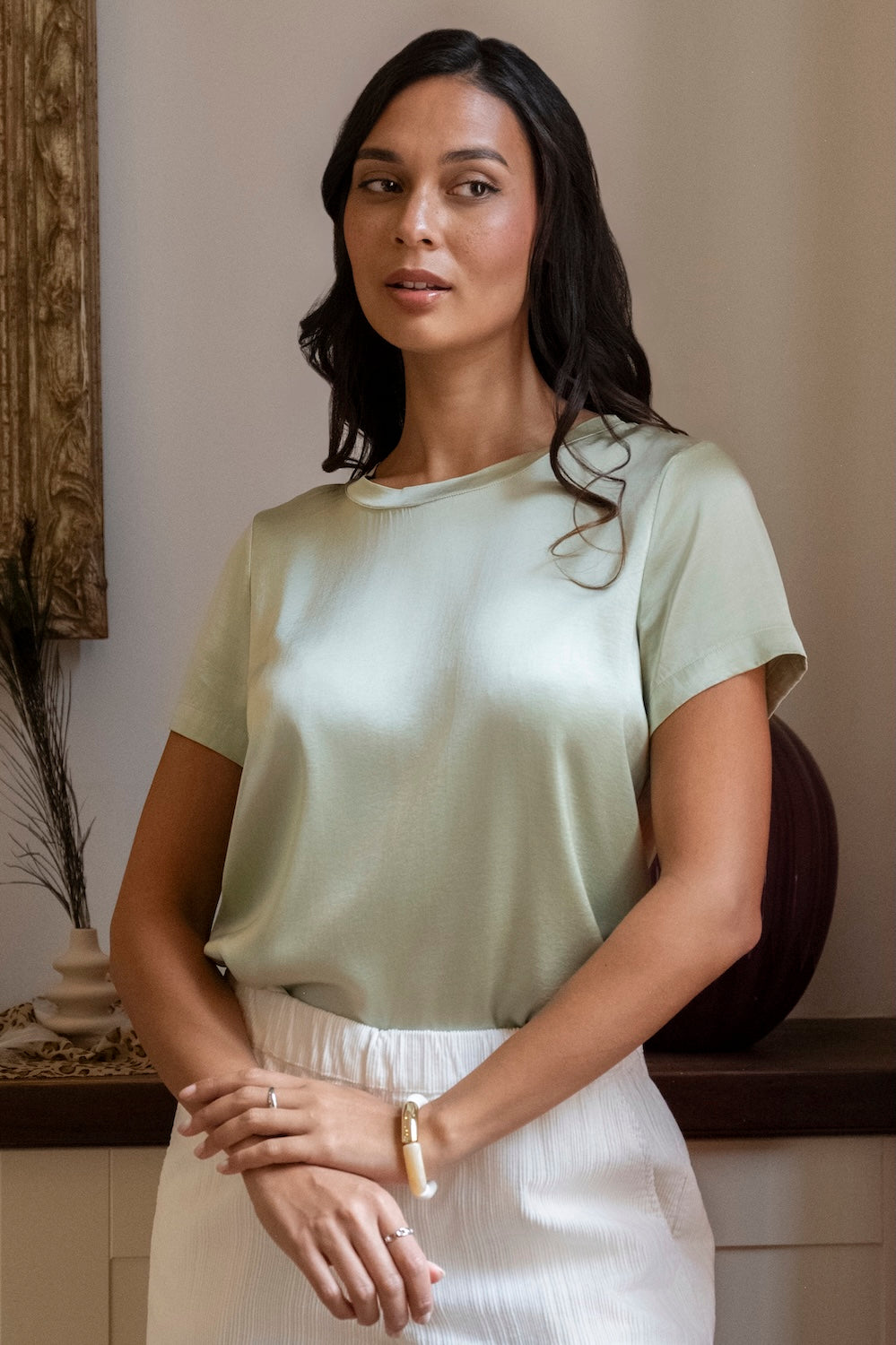 T-shirt ZOE – Haut fluide en viscose satinée vert sauge