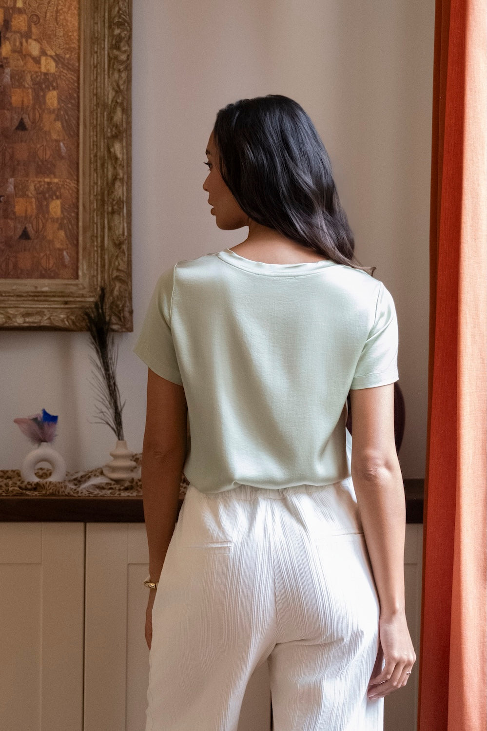 T-shirt ZOE – Haut fluide en viscose satinée vert sauge