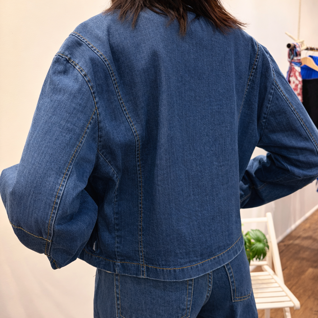 Veste courte en jean bleu brut portée par une femm_e – m_odèle_ LUCIE Paroxysm Paris