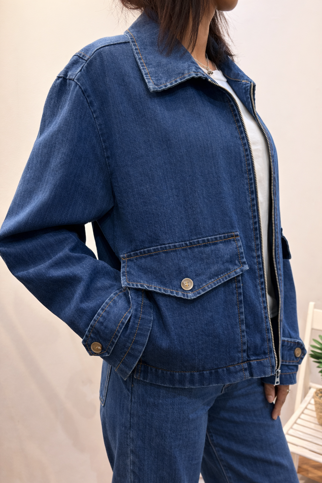 Veste courte en jean bleu brut portée par une femme – m_odèle_ LUCIE Paroxysm Paris