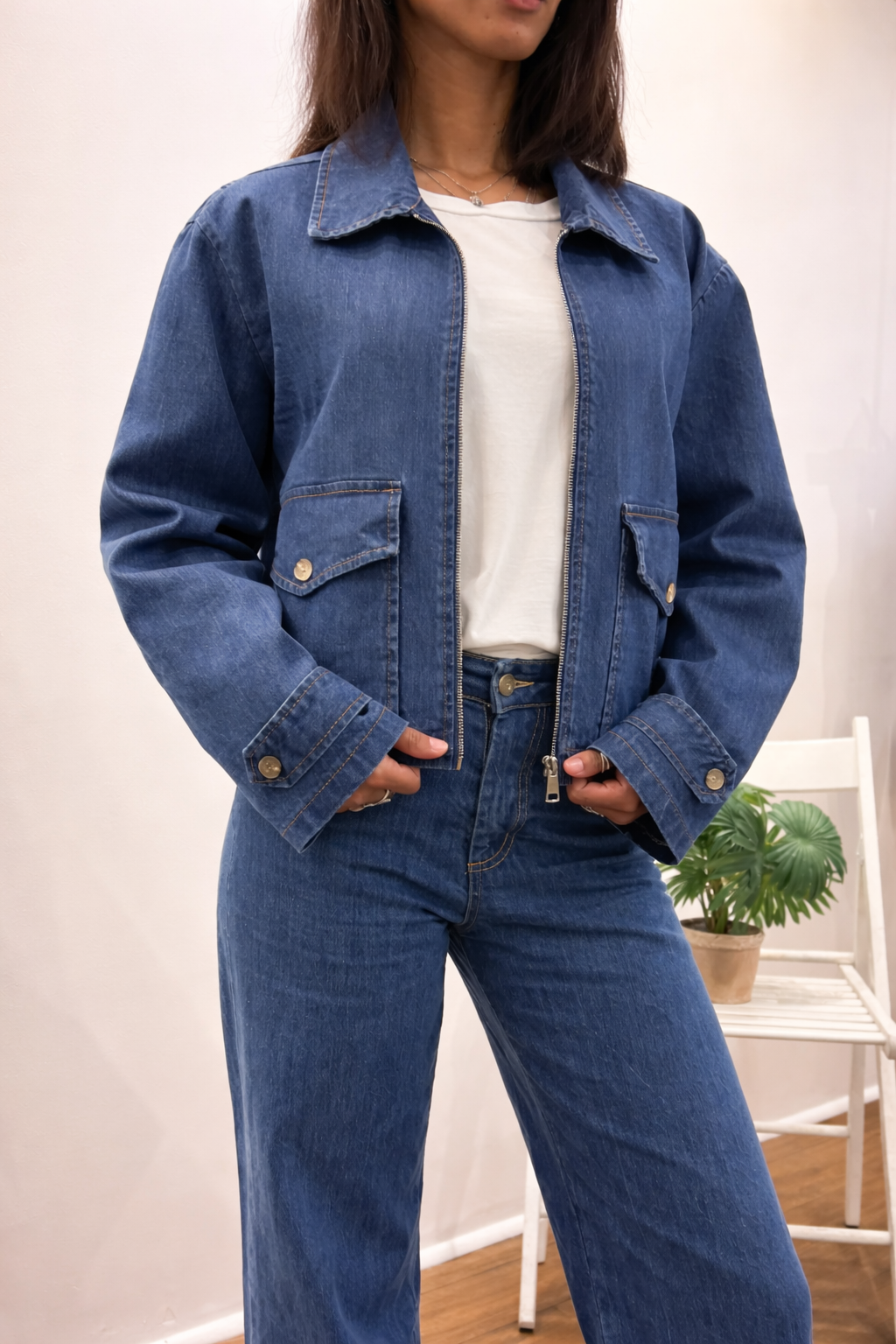 Veste courte en jean bleu brut portée par une femme – modèle LUCIE Paroxysm Paris