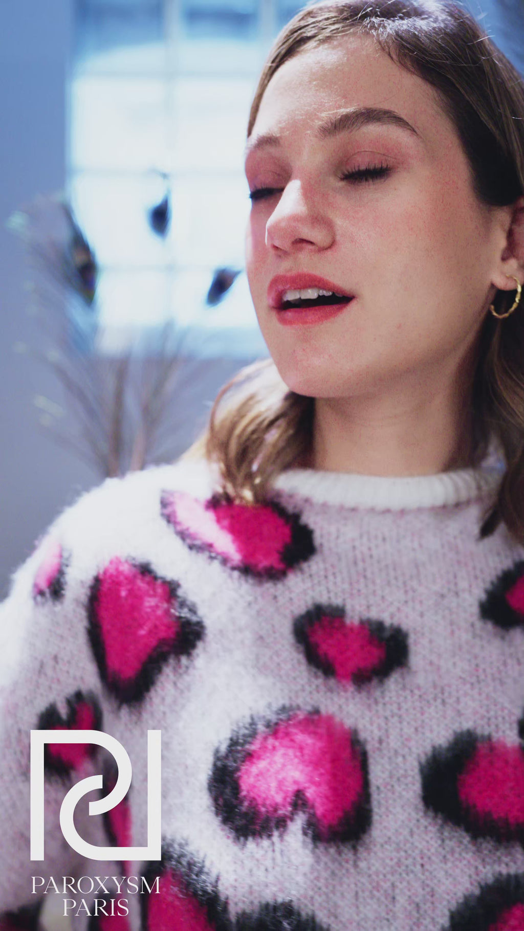 Pull NOEMIE – Motifs cœurs léopard rose sur fond blanc chiné