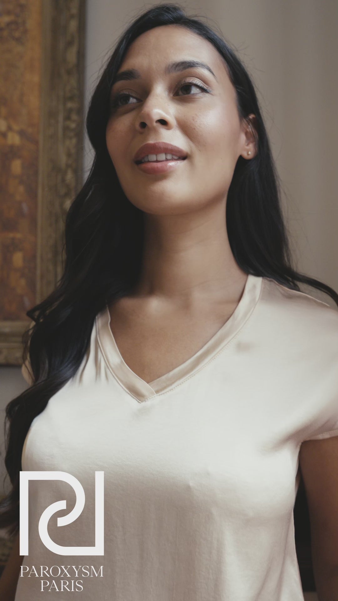 T-shirt AMBRE – Satin doux champagne à col V